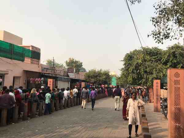 लगी रही भीड़