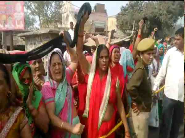 कार्यक्रम में शामिल होने गए गाजियाबाद विधायक पर फूटा किसानों का गुस्सा, काले झंडे दिखा फेंके टमाटर