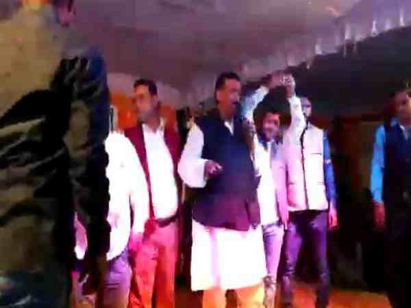 यूपी: मच पर सांसद गा रहे थे गाना, तो उनके समर्थक दनादन चला रहे थे गोली यूपी: मच पर सांसद गा रहे थे गाना, तो उनके समर्थक दनादन चला रहे थे गोली