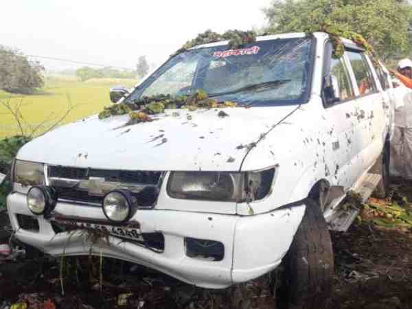 महाराष्ट्र: भगवान के दर्शन कर लौट रहा परिवार हुआ सड़क हादसे का शिकार, 4 की मौत दो घायल