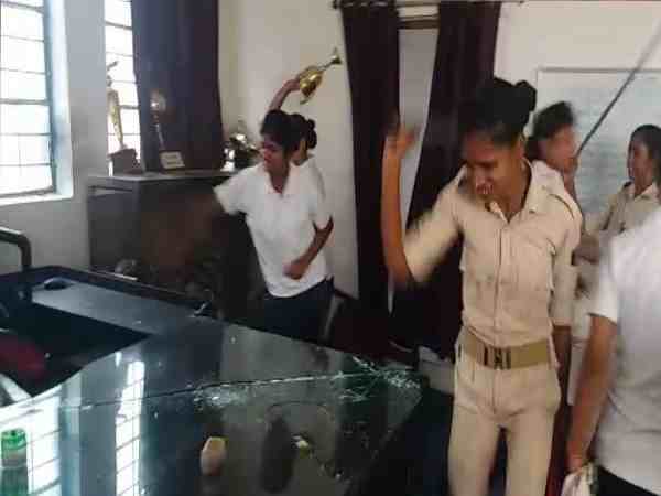 बिहार: महिला सिपाही की मौत से गुस्साए पुलिसकर्मियों ने मचाया कोहराम, अफसरों को मार-पीट कर भगाया