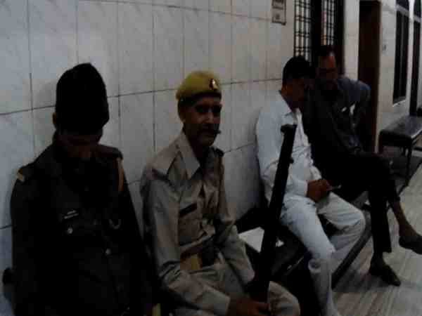 यूपी: टेक्निशियन की डिग्री पर इस अस्पताल में होता था ऑपरेशन, एसडीएम ने मारा छापा, देखें वीडियो