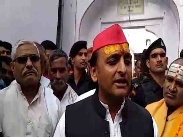 यूपी: परिवार सहित आगरा पहुंच अखिलेश यादव ने किए भगवान के दर्शन, भाजपा पर जमकर साधा निशाना