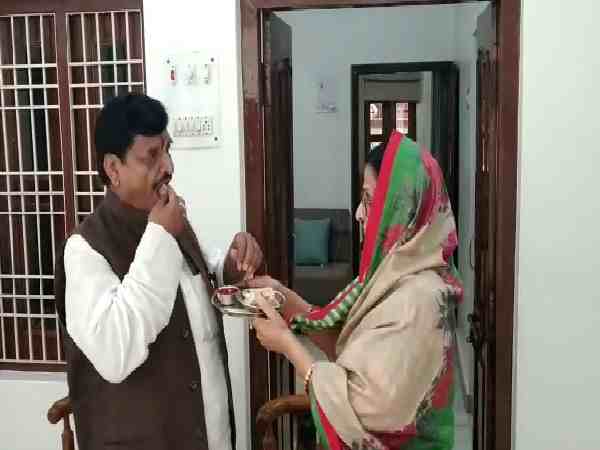 यूपी: भाईदूज के दिन अपनी बहन के घर अकेले पहुंचे शिवपाल यादव, मुलायम थे नदारद