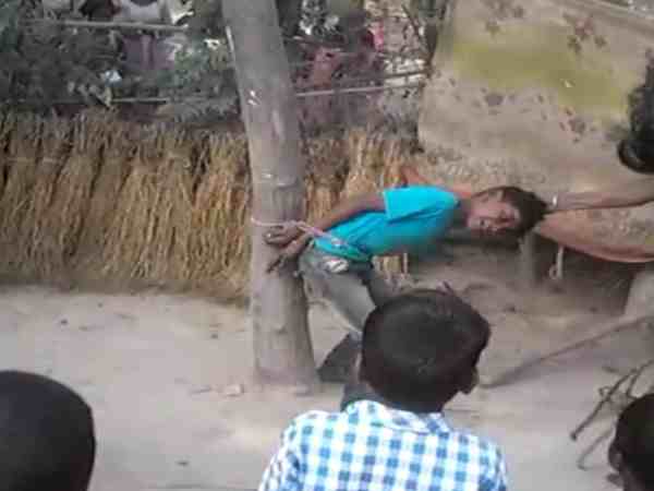 यूपी: धान चोरी करने को लेकर दबंग ने मासूम को पेड़ से बांधकर बेरहमी से पीटा, लोग बने रहे मूकदर्शक