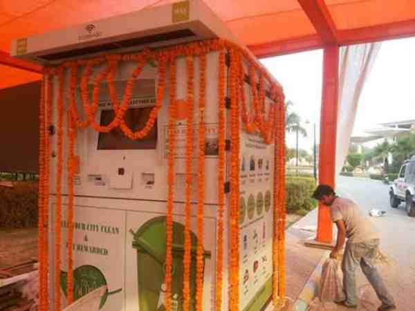 यूपी: कुंभ मेले में लगे स्वच्छ एटीएम में डालिए कांच व प्लास्टिक की खाली बोतल, मिलेगा पैसा