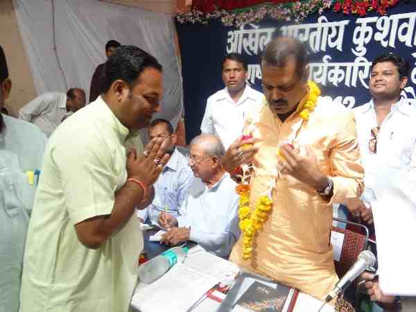 मध्य प्रदेश: भाजपा मंत्री के बजाय जनता ने दूसरे नेता को पहना दी माला, कहा-हम नहीं पहचानते इन्हें