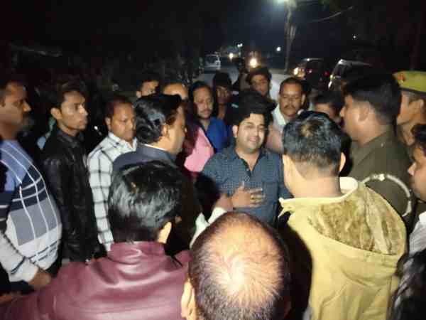 यूपी: दबंगों ने टैंकर ड्राइवर को लाठी-डंडों से पीटकर किया अधमरा, पुलिस बनी रही मूकदर्शक, वीडियो