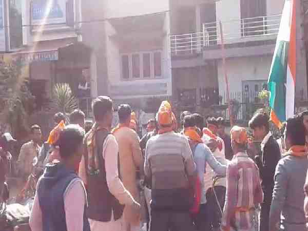 यूपी: बाइक में पेट्रोल डलवाने को लेकर आपस में भिड़े भाजपा कार्यकर्ता, जमकर हुआ हाथापाई