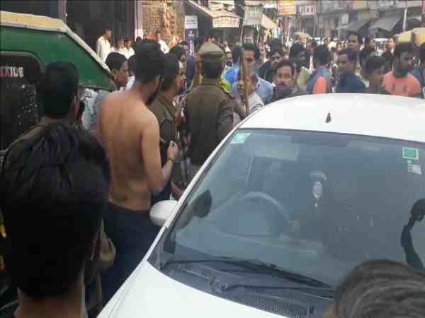 यूपी: दुकान के बाहर गाड़ी खड़ी ना करने को लेकर हुआ बवाल, बदमाशों ने वरिष्ठ भाजपा नेता पर किया हमला
