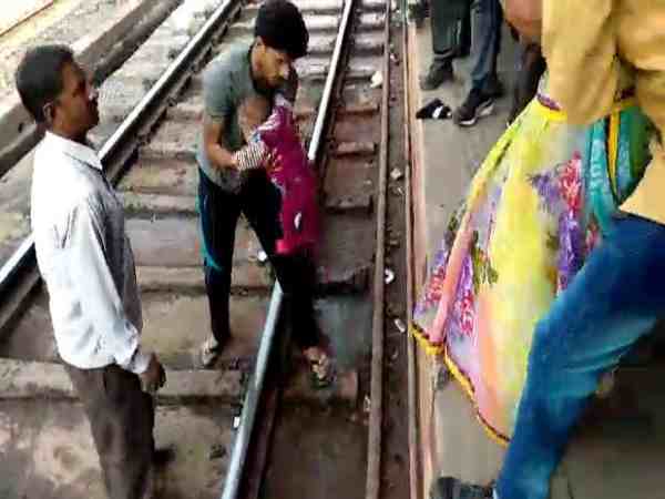 यूपी: एक साल की बच्ची के ऊपर से गुजर गई पूरी ट्रेन, बाल भी नहीं हुआ बांका, वीडियो