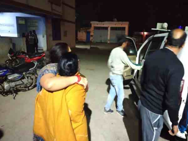 यूपी: क्लास में फर्स्ट ना आ पाने पर लड़की ने डिप्रेशन में आकर पिया तेजाब, घंटों तक नहीं पहुंची 108 एंबुलेंस