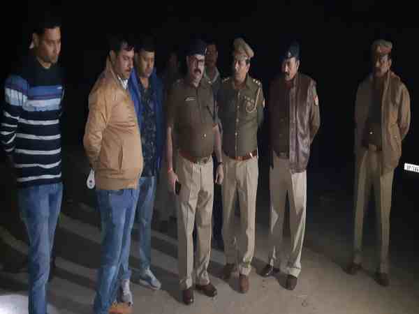 यूपी: पुलिस मुठभेड़ में अनिल दुजाना गैंग के तीन बदमाश हुए गिरफ्तार, एक सिपाही घायल