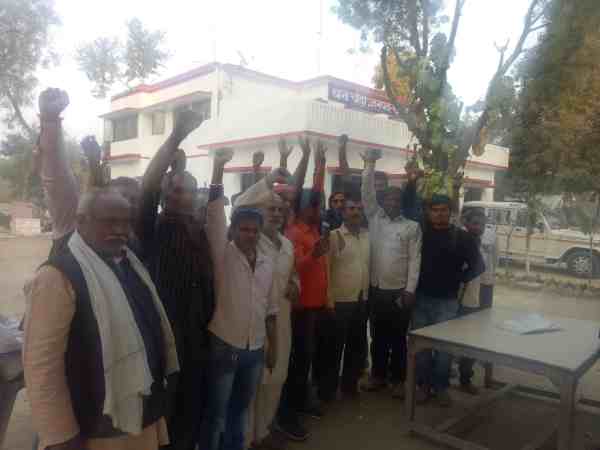 यूपी: गाड़ी के कागज मांगने पर हुई कहासुनी में पुलिस ने भाजपा नेता की जमकर की पिटाई, देखें वीडियो