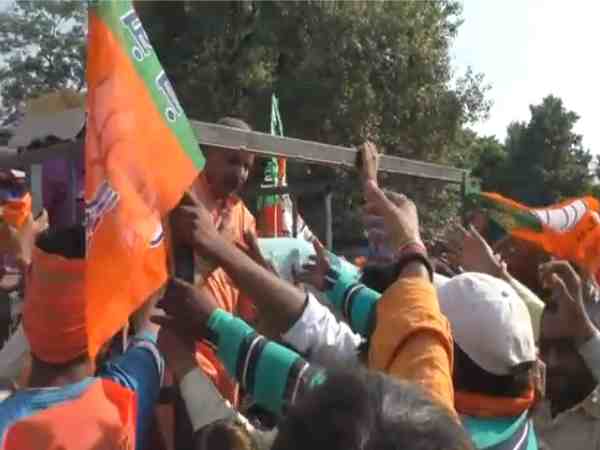 यूपी: कमल संदेश रैली के बाद खाने पर टूट पड़े भाजपा कार्यकर्ता, फैलाई चारों ओर गंदगी