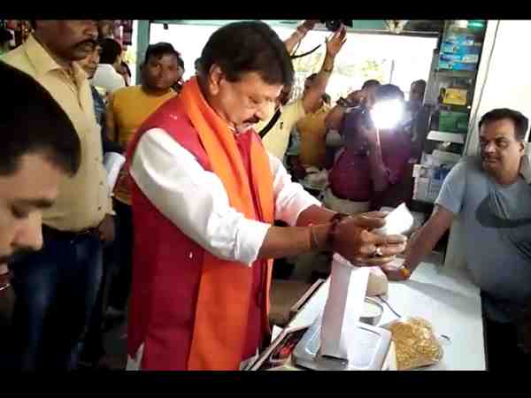 on the occasion of deepawali kailash vijayvargiya reaches to his shop in indore