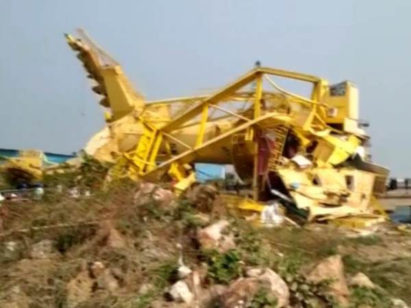 Andhra Pradesh: One dead ten injured after two cranes collapsed at Kakinada Deep Seaport