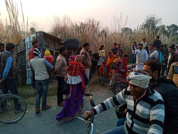 overloaded bus fallen in sultanpur uttar pradesh