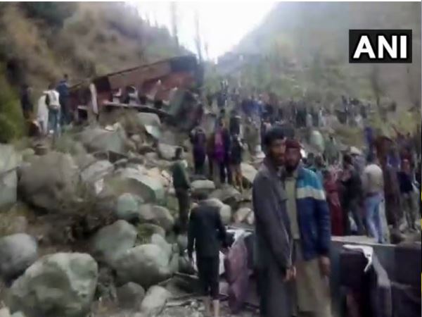 जम्मू कश्मीर : पुंछ सेक्टर में बस खाई में गिरी, 11 की मौत जम्मू कश्मीर : पुंछ सेक्टर में बस खाई में गिरी, 11 की मौत
