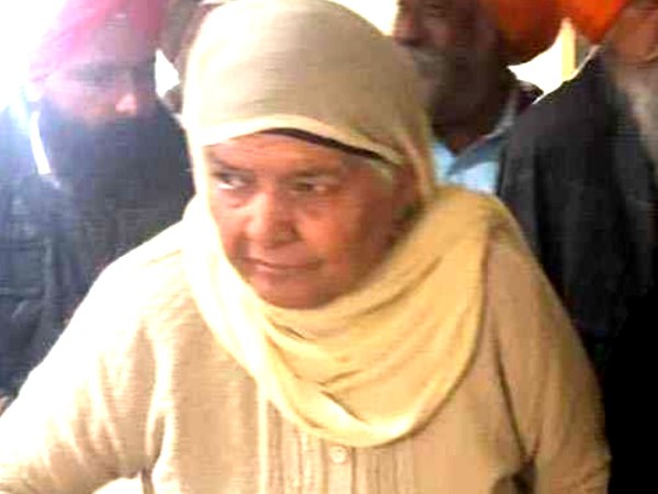 मेरे पति और बेटे की लाश पड़ी थी और पुलिसवाला पूछ रहा था- कितने मुर्गे भून दिए' 