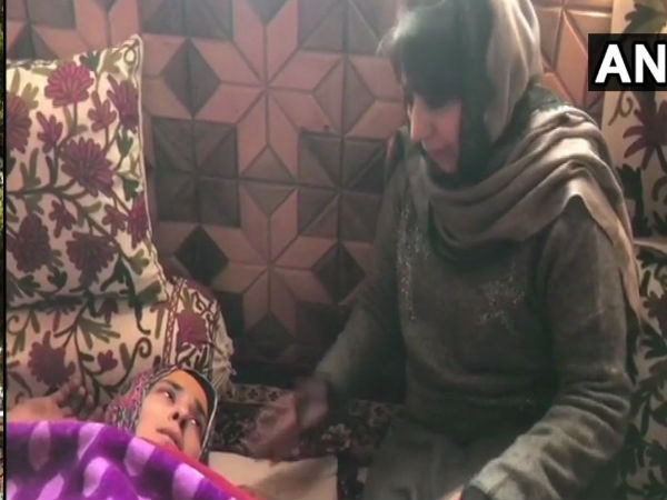 Former J&K CM Mehbooba Mufti visited Rubina of Peti Pora Pulwama, sister of a terrorist, earlier today. She was allegedly thrashed by policemen in Jammu. Former J&K CM Mehbooba Mufti visited Rubina of Peti Pora Pulwama, sister of a terrorist, earlier today. She was allegedly thrashed by policemen in Jammu.