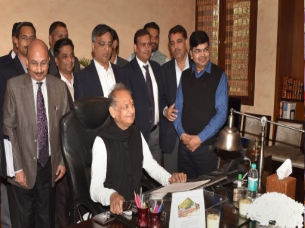 आठ मंत्री के खिलाफ केस दर्ज