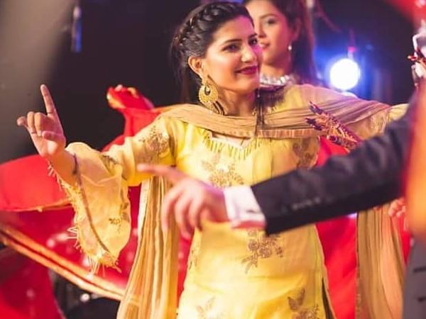 बेहोशी की हालत में गाड़ी में पड़ीं सपना