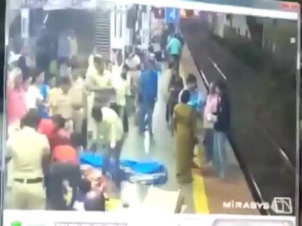 woman gave birth to a baby on the platform of dadar railway station in maharashtra