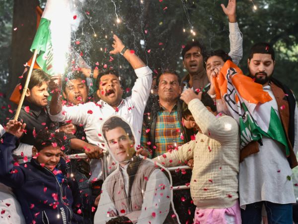 कांग्रेस ऑफिस के बाहर जश्न का माहौल