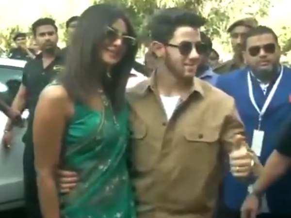 निक ने आगे बढ़कर थामा प्रियंका का हाथ