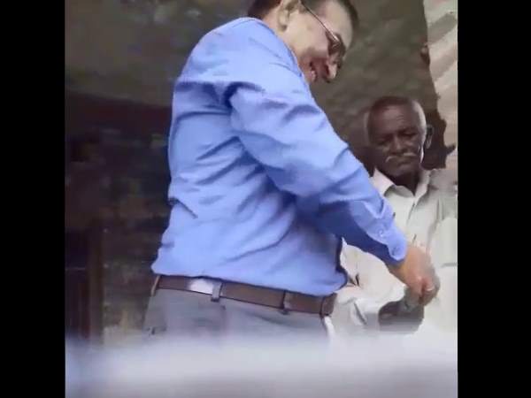 video of lekhpal taking bribe from farmer goes viral in badaun in up