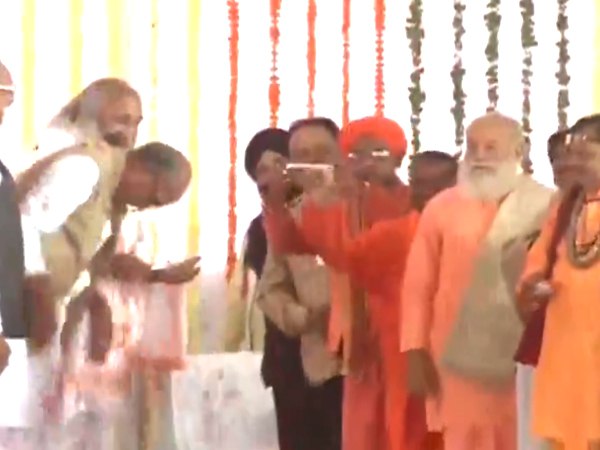 दिग्विजय सिंह ने झुककर किया संतों का अभिवादन