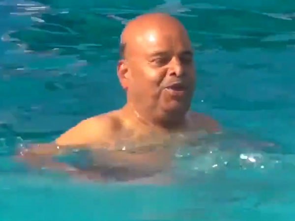 स्विमिंग पुल में जमकर की तैराकी