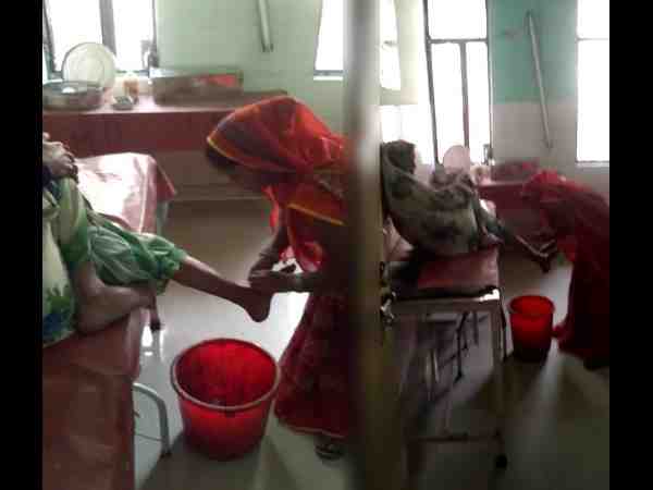 Treatment by relative in Sultanpur hospital video viral Treatment by relative in Sultanpur hospital video viral
