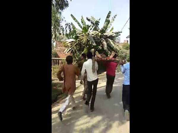 UP police SI took injured woman on cot in Raebareli