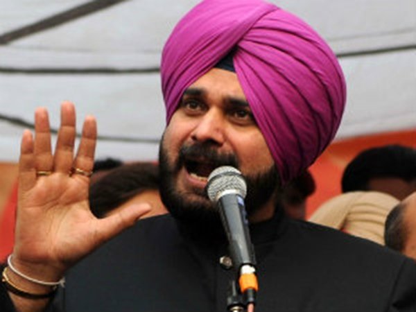 अपनों के निशाने पर नवजोत सिंह सिद्धू