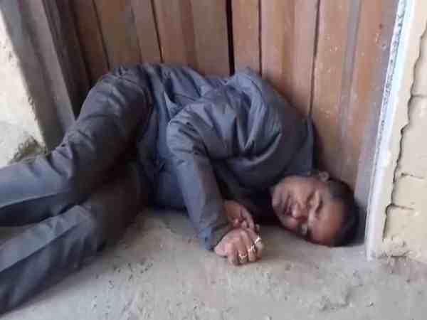 यूपी: नाले के किनारे नशे में टल्ली पड़ा लेखपाल, वीडियो हुआ वायरल