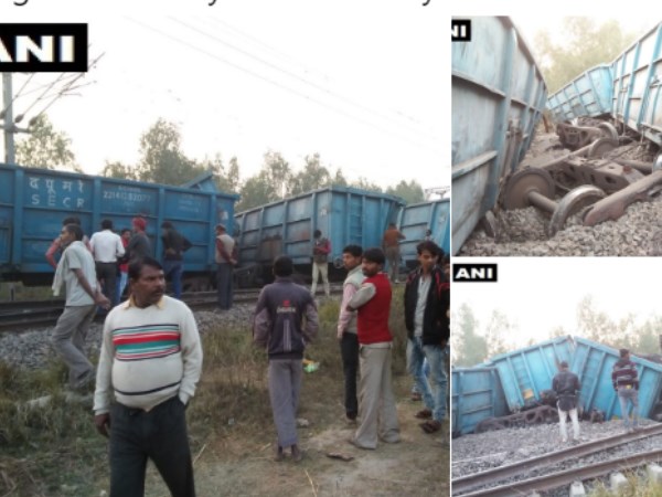 दोनों ट्रैकों पर आवागमन बाधित दोनों ट्रैकों पर आवागमन बाधित