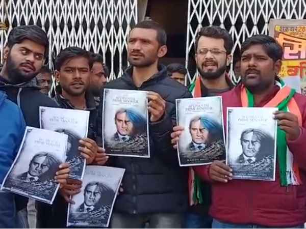 Congress opposes The Accidental Prime Minister in Agra Congress opposes The Accidental Prime Minister in Agra