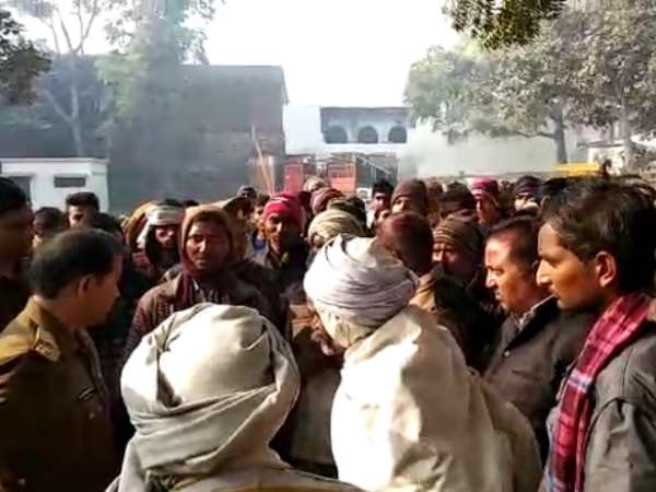 लोगों ने थाने के बाहर किया प्रदर्शन