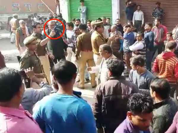 हवा में लहराई पिस्टल