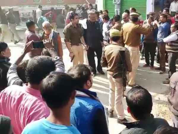 आत्म रक्षा के लिए निकाली थी पिस्टल