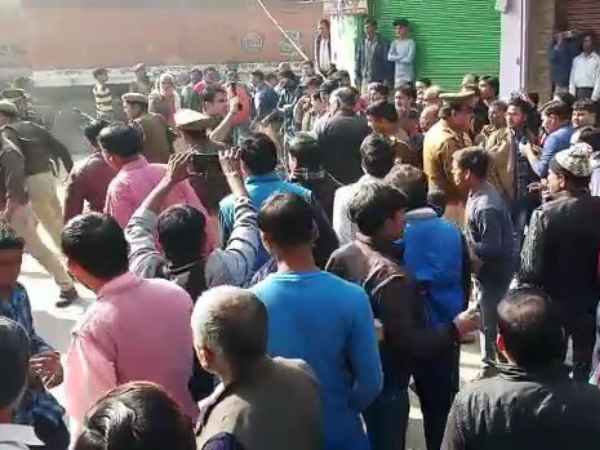 व्यापारियों ने की सीओ को हटाने की मांग