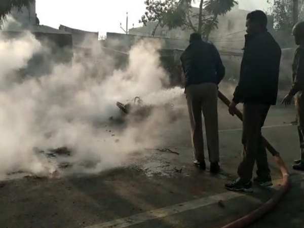 पुलिस की बाइक में लगाई आग