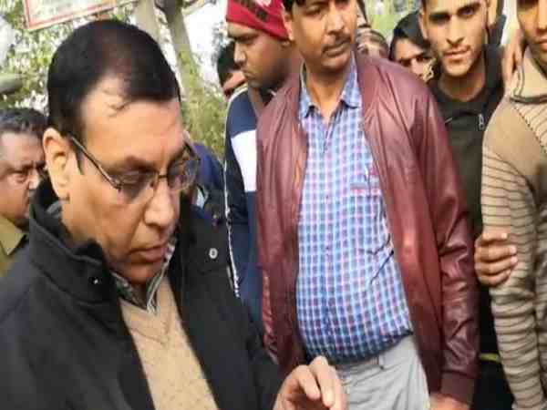 अलीगढ़: गौरक्षा वाहिनी की महिला कार्यकर्ता ने सीओ को धमकाया, तेरी बंदूक में जितनी गोलियां हैं, तेरे भेजे में भर दूंगी