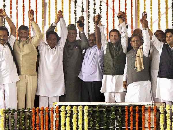 शपथ ग्रहण समारोह में दिखी थी 'महागठबंधन' की तस्वीर