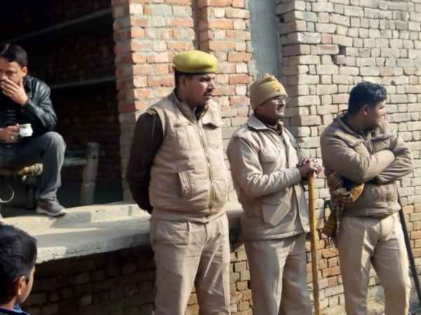 पिस्टल और बम मिलने की चर्चा पिस्टल और बम मिलने की चर्चा