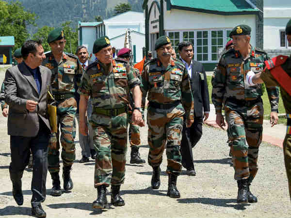 सेना लेडी ऑफिसर्स के लिए तैयार नहीं है 