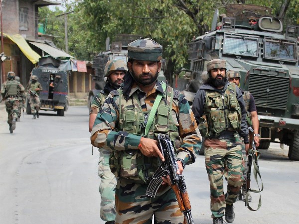 लोग सेना के वहानों पर चढ़ने लगे