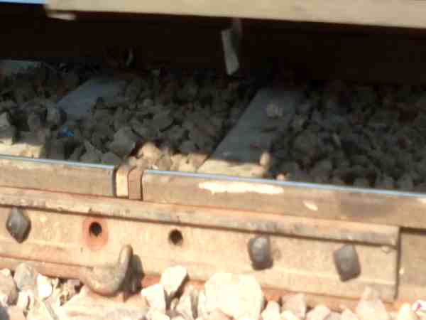 यूपी में एक बार फिर चटकी मिली रेल पटरी, गेटमैन की वजह से टला बड़ा हादसा